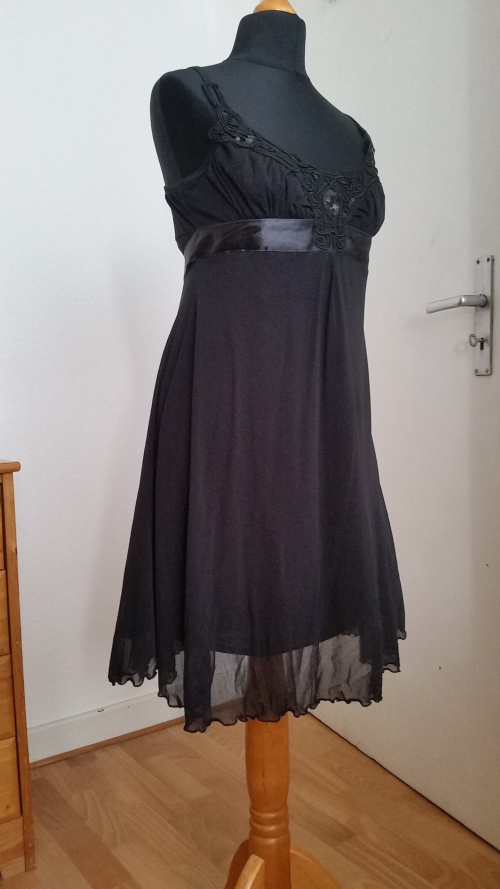 Kleid mit Satinband und Pailetten