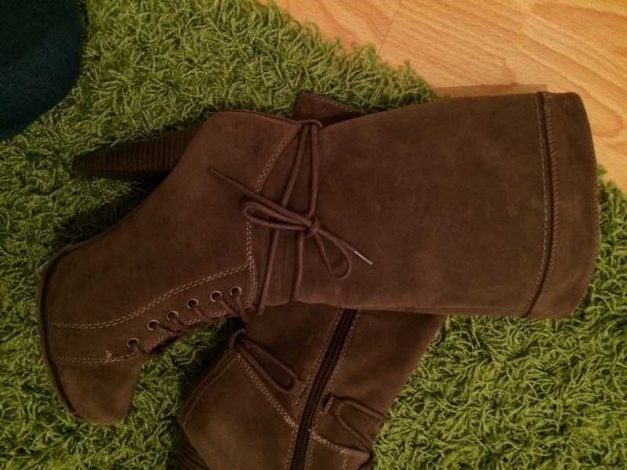 olivfarbene Stiefel