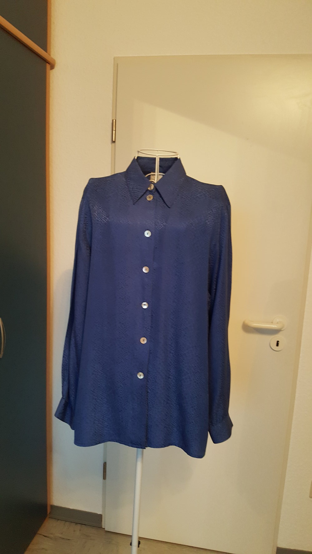 367. Edle blaue Seidenbluse, Gr. 38-40