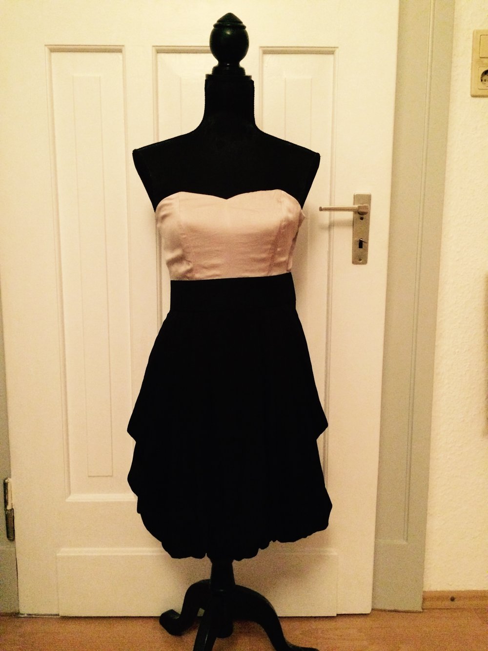 Schickes schulterfreies Kleid von H&M