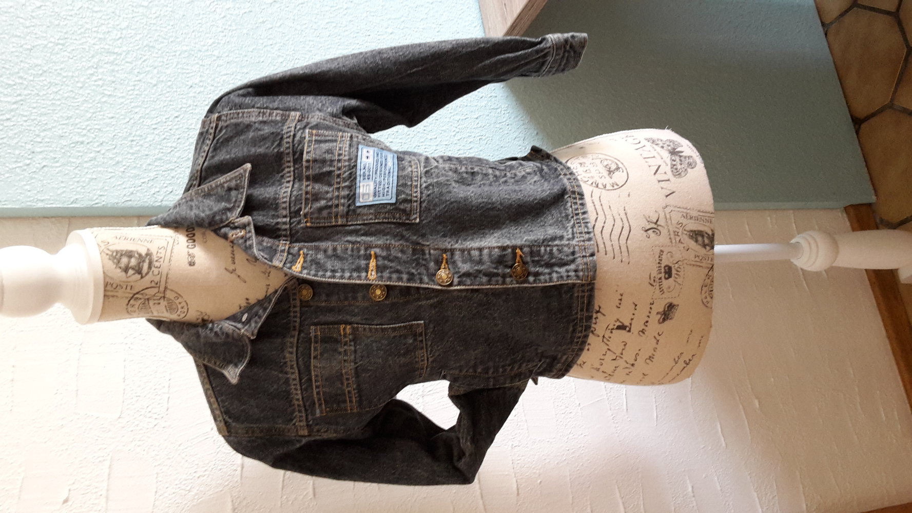 dunkelblaue Jeansjacke 128, XS, mit vielen Applikationen ten club unisex