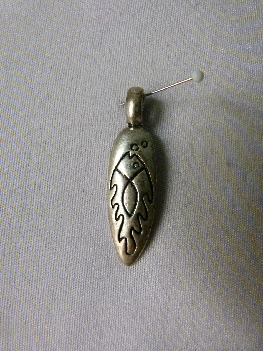 Fisch Anhänger, silberfarbenes Metall mit schwarzem Motiv, Modeschmuck, Mori Hippie Festival Folklore Boho Goa Ethno