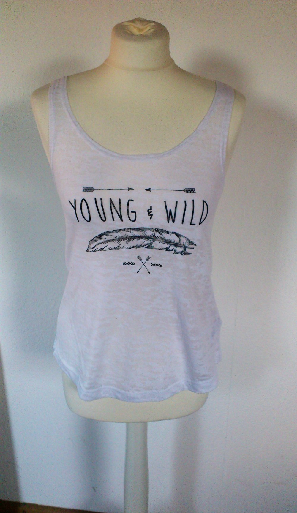 Weißes Top mit schwarzem Aufdruck YOUNG & WILD Größe 34 XS Pfeile Feder H&M DIVIDED geflamet T-Shirt 