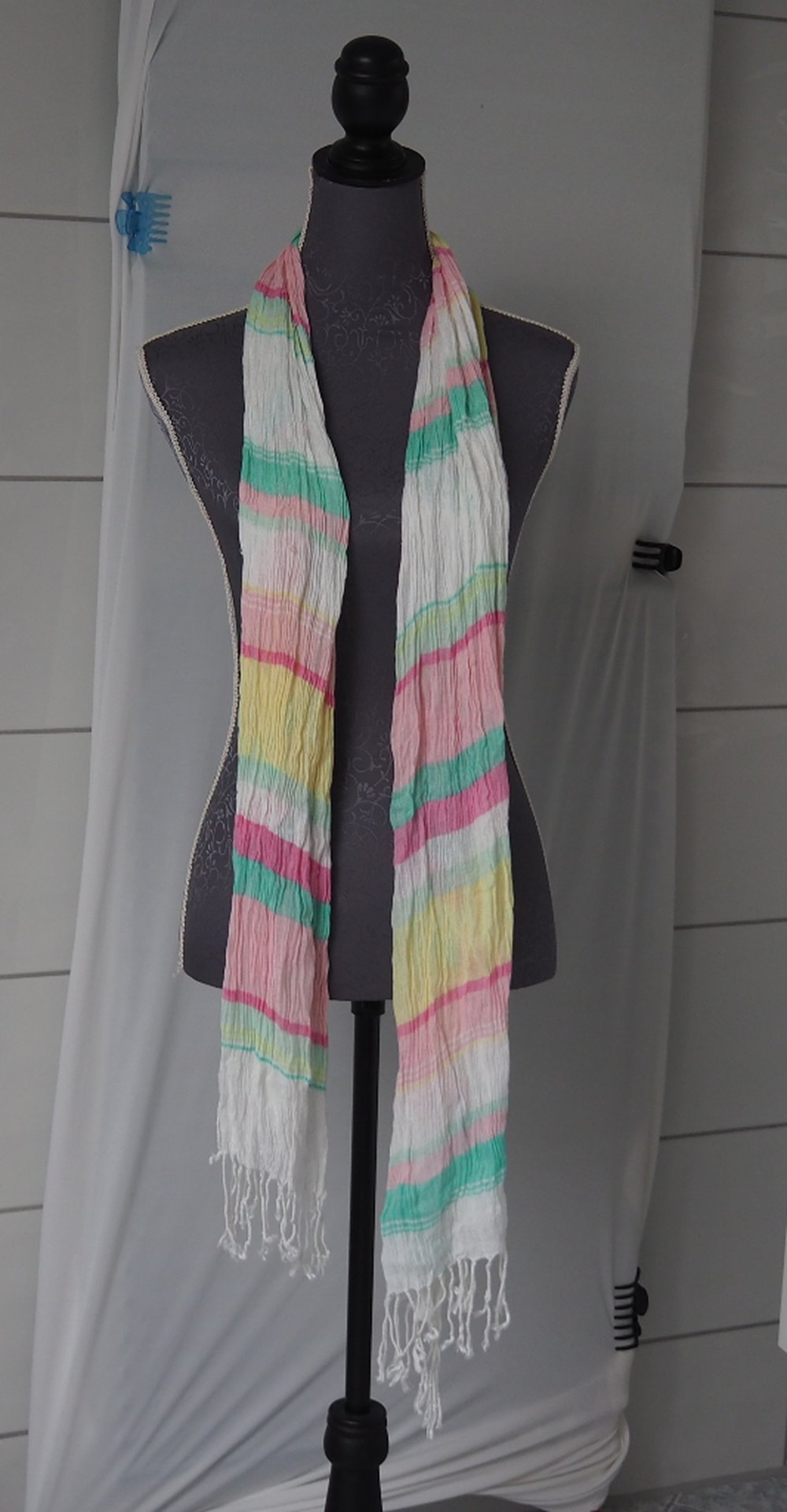 Bunter Knitterschal in weiß und mit Fransen