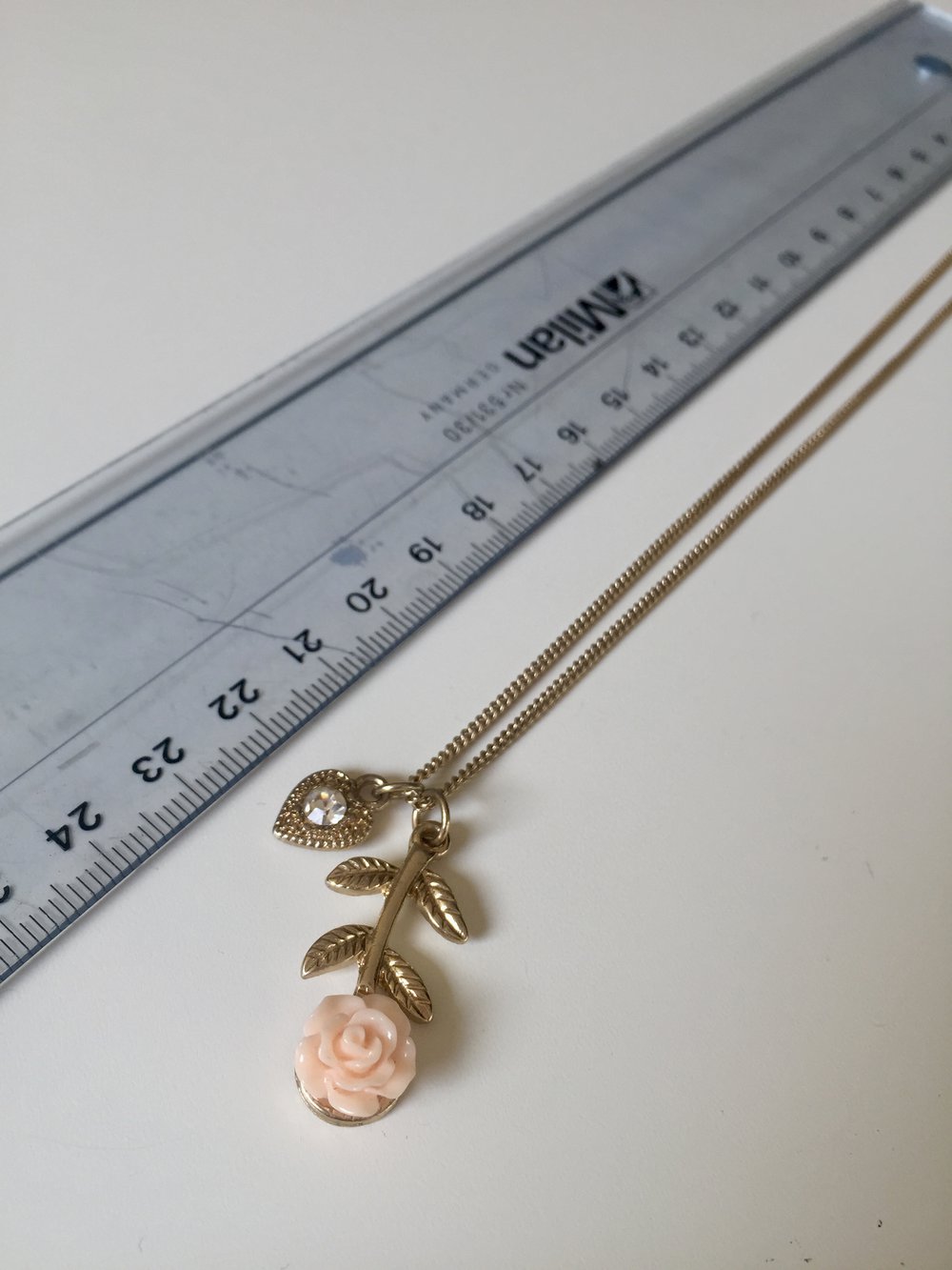 Goldene Kette mit Anhänger