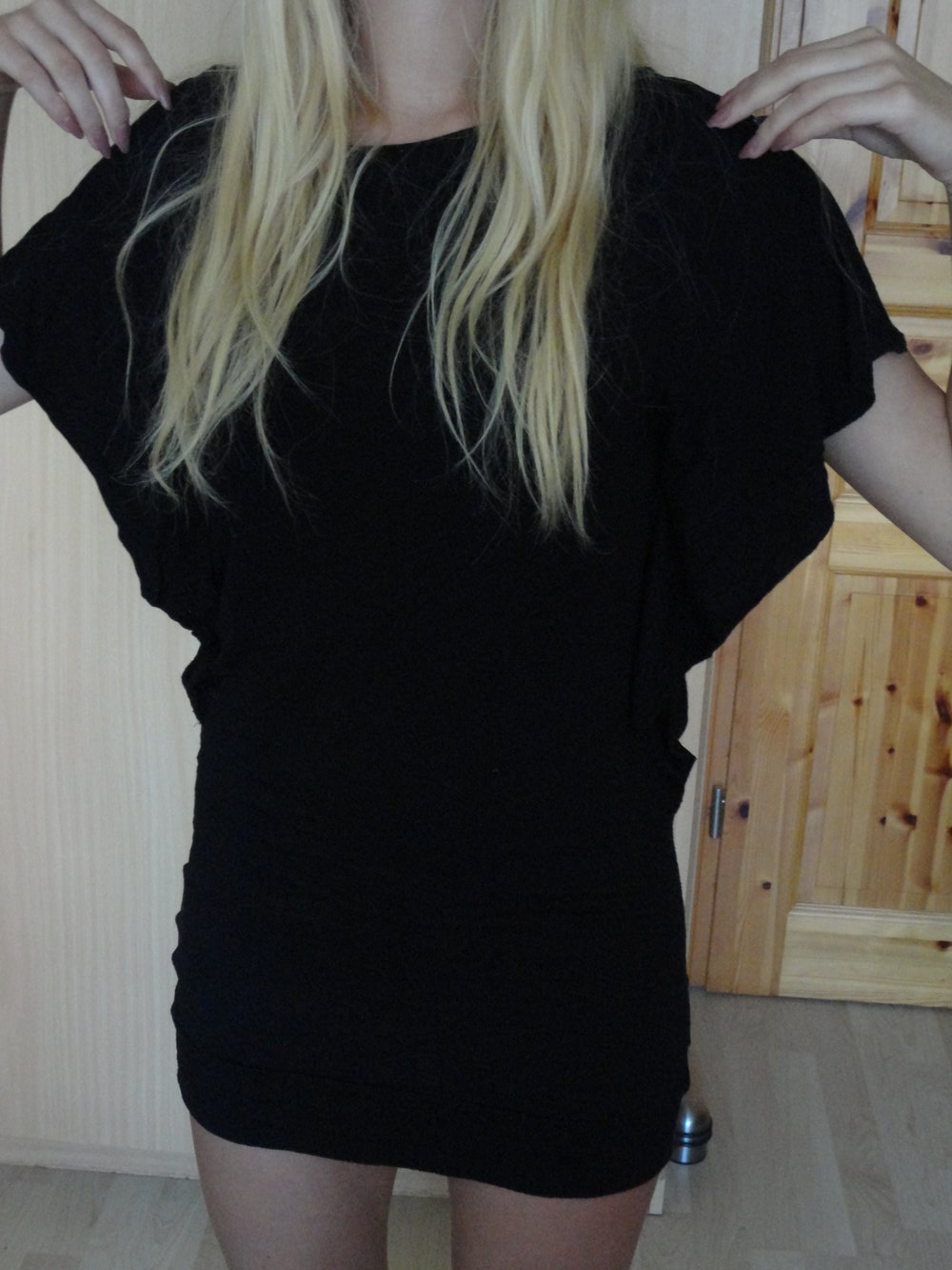 schwarzes Kleid