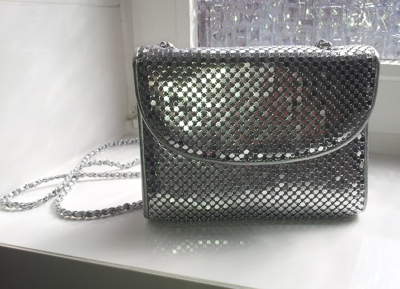 Kleine silberfarbene Tasche Clutch Kettenhenkel