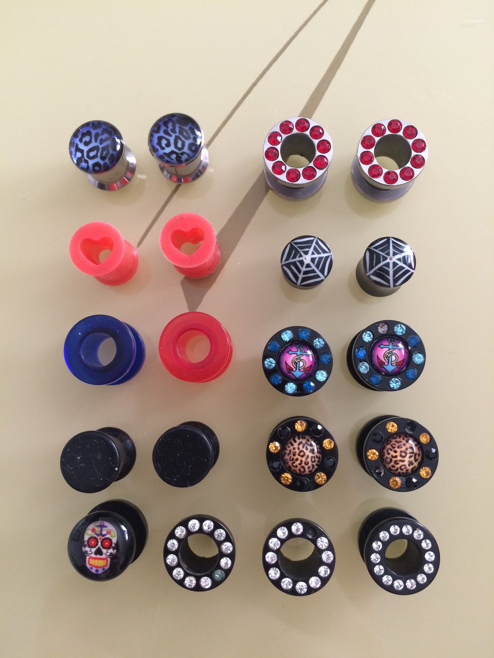 verschiedene 8mm 0,8cm Plugs Tunnel Glitzer leo