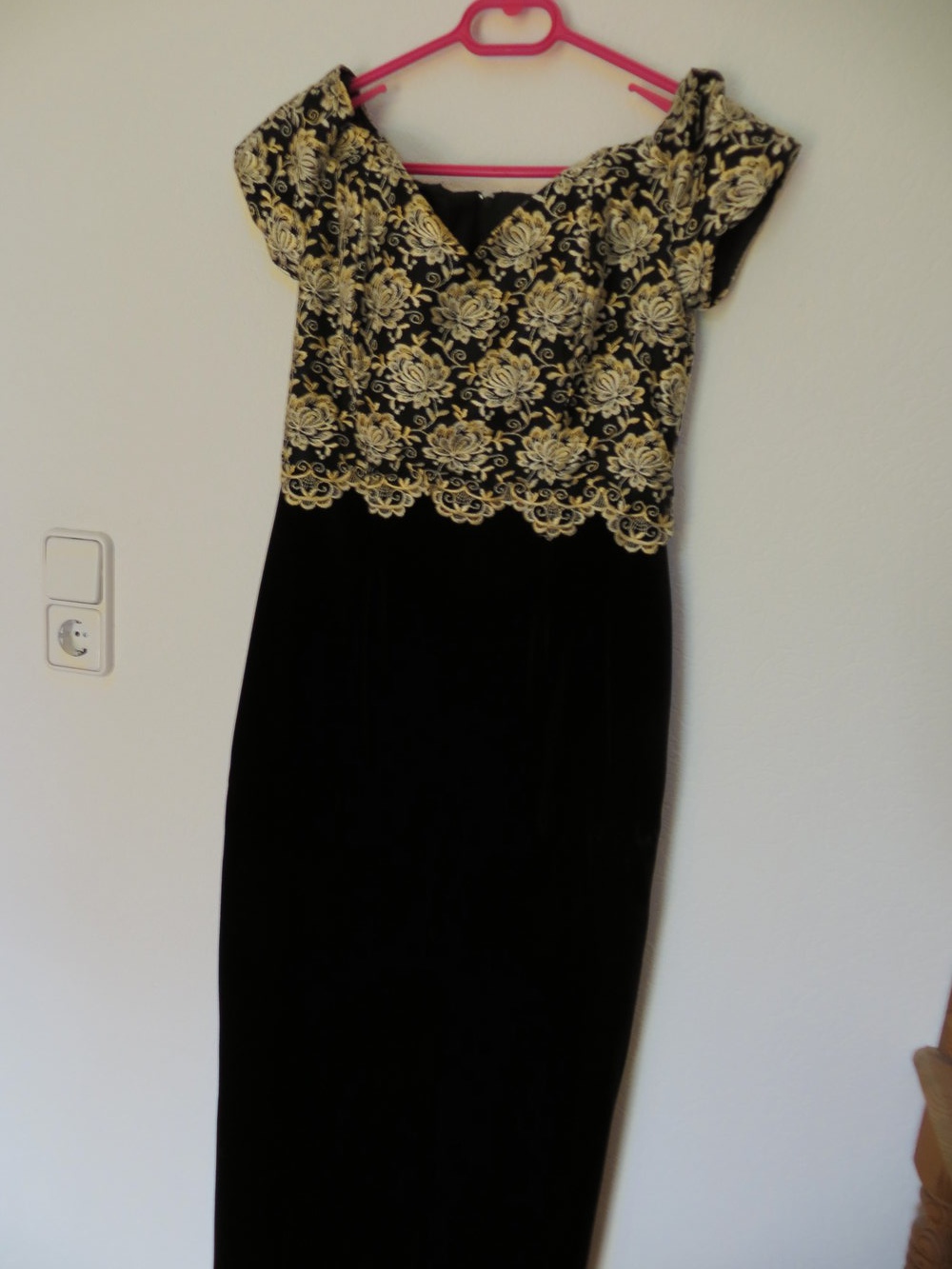 Abendkleid mit Spitze und Samt 