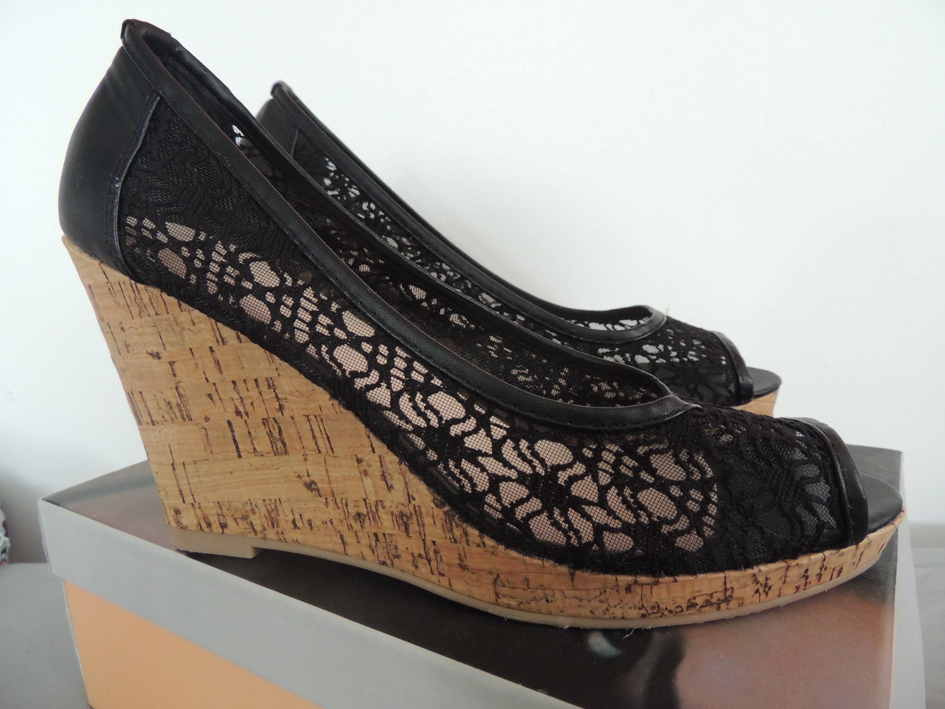 Schwarze Peeptoes mit Keilabsatz