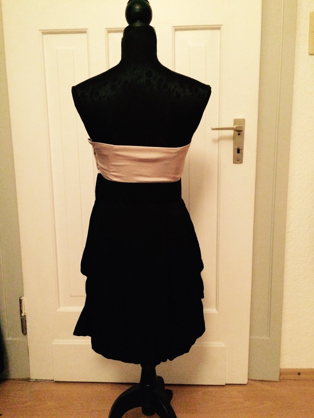 Schickes schulterfreies Kleid von H&M