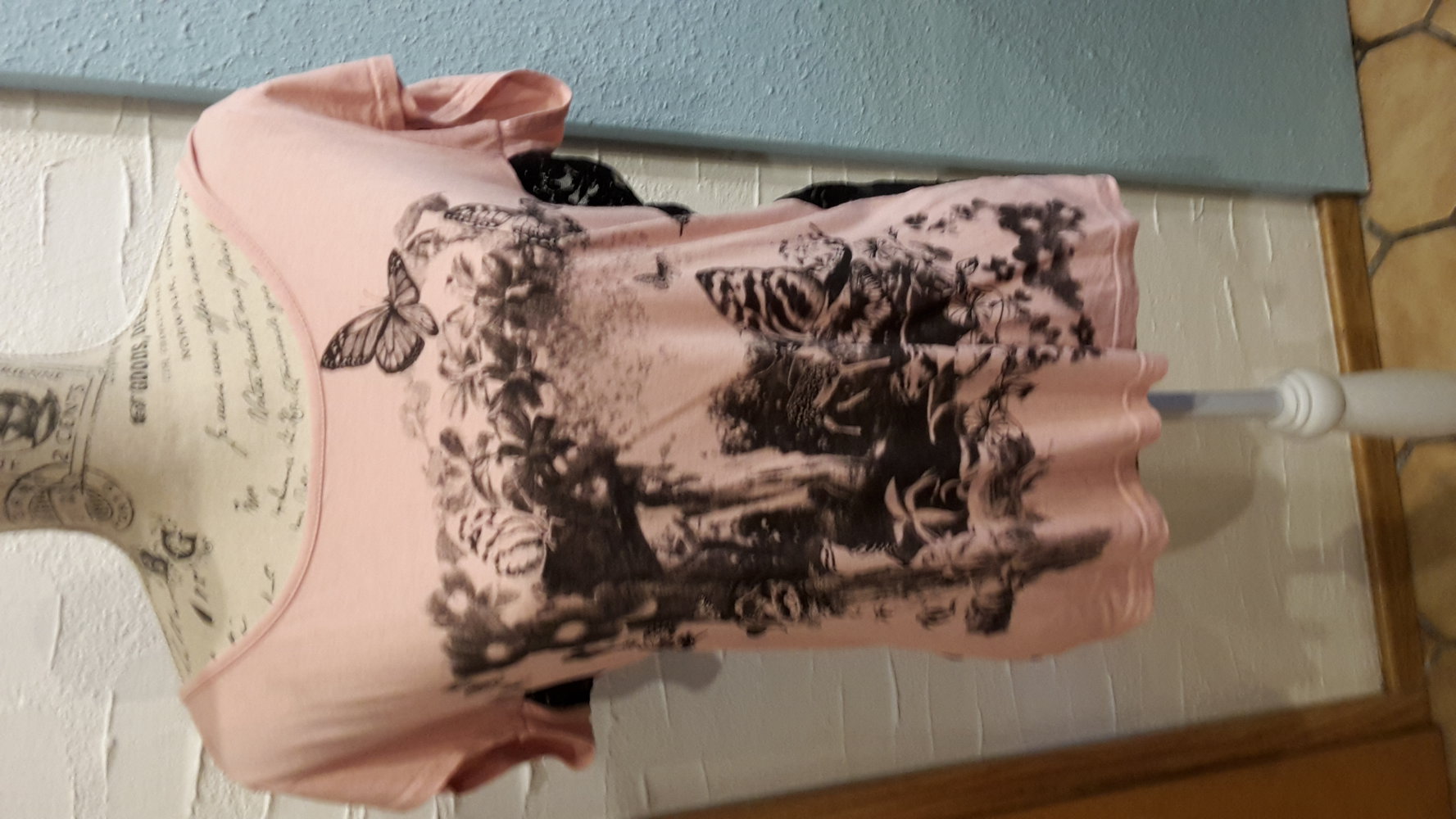 Rosa Tshirt mit schwarzem Druck, Rückseite Spitze 