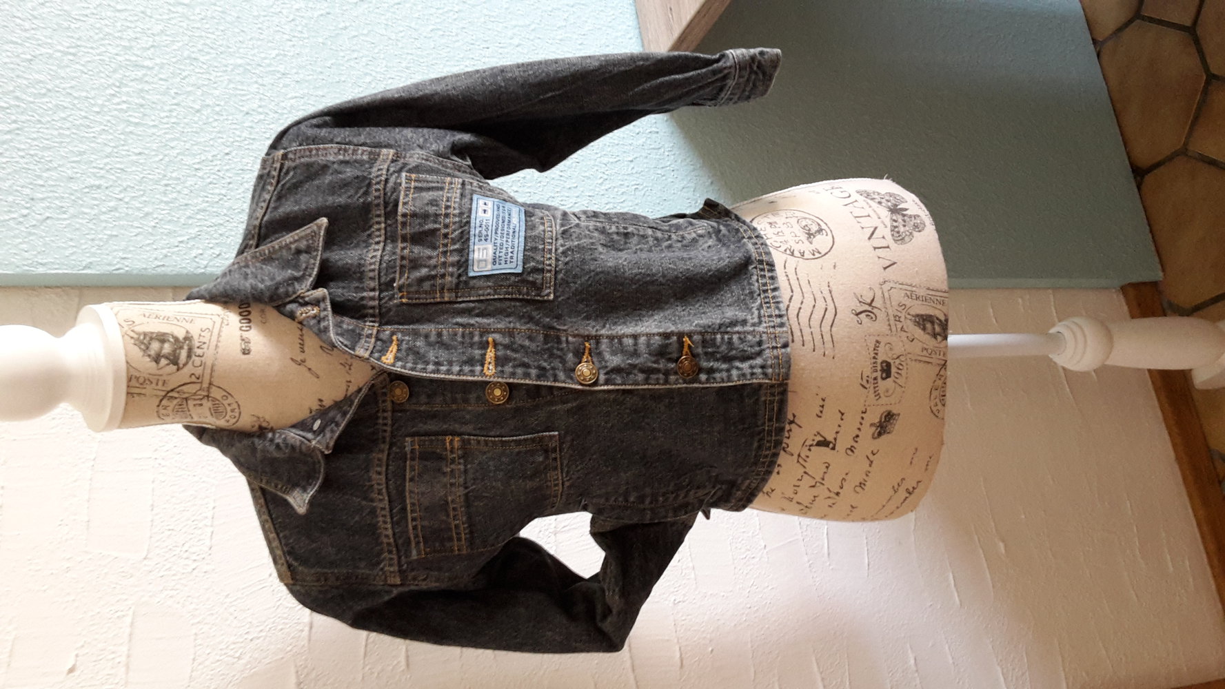 dunkelblaue Jeansjacke 128, XS, mit vielen Applikationen ten club unisex