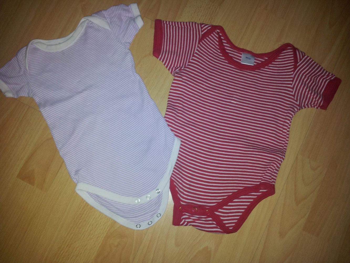 Bodys Streifen lila rot weiß Gr. 74/80