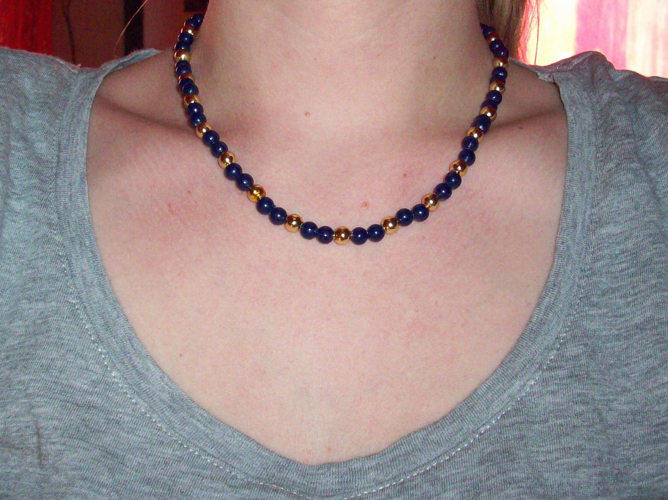 Perlenkette mit dunkelblauen und goldfarbenen Perlen, Holzperlen