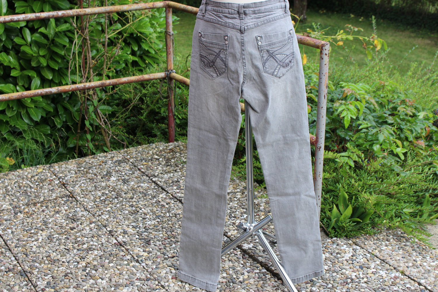 graue Röhren Jeans
