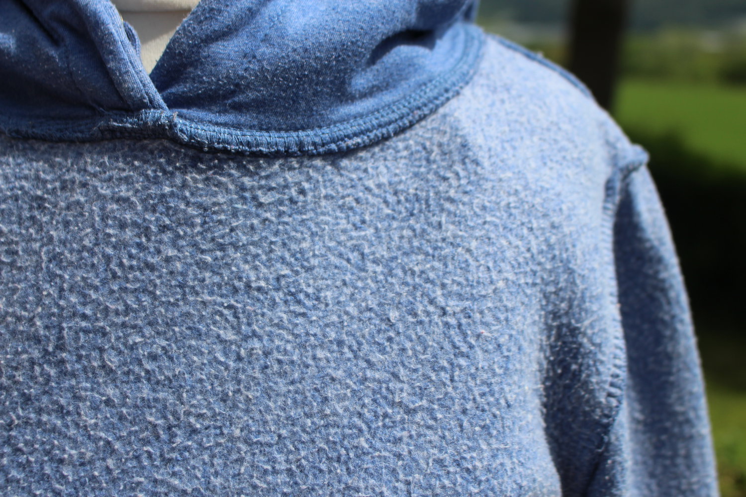 Blauer warmer Kapuzenpulli