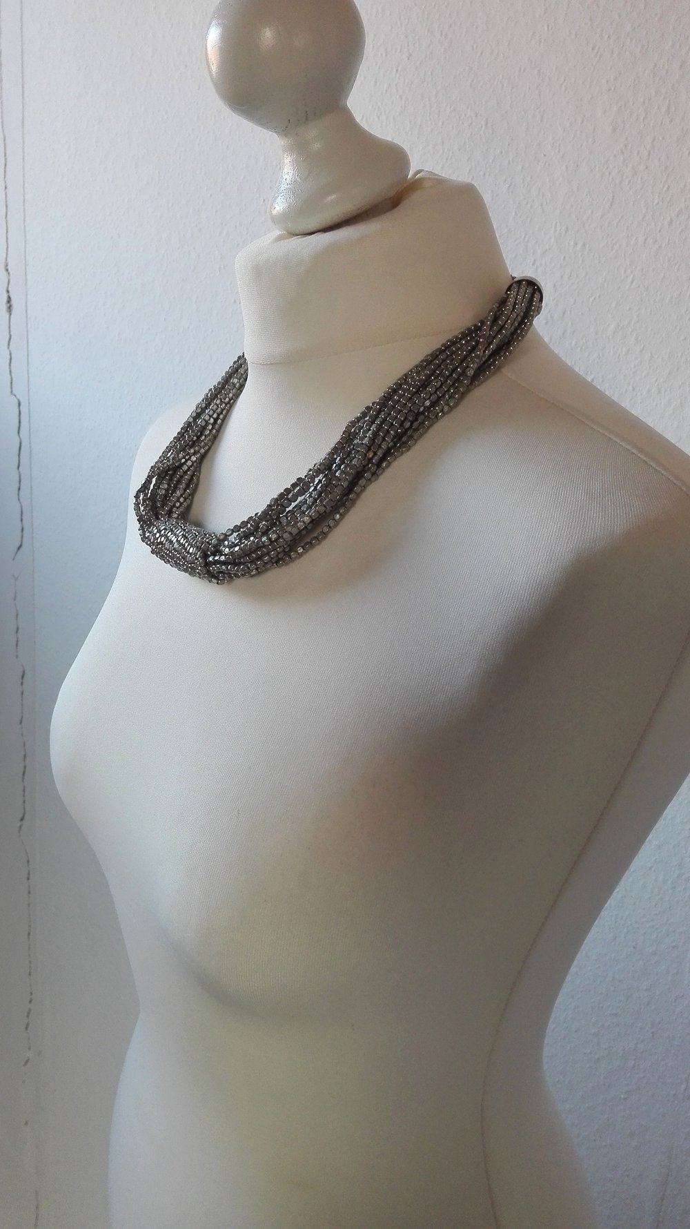 Silber grau farbene Statementkette