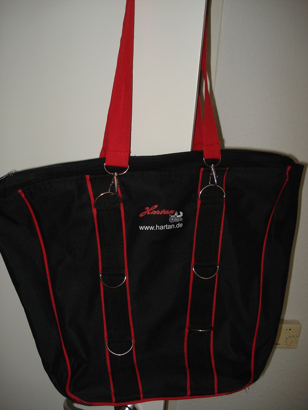 rot-schwarze Hartan-Wickeltasche