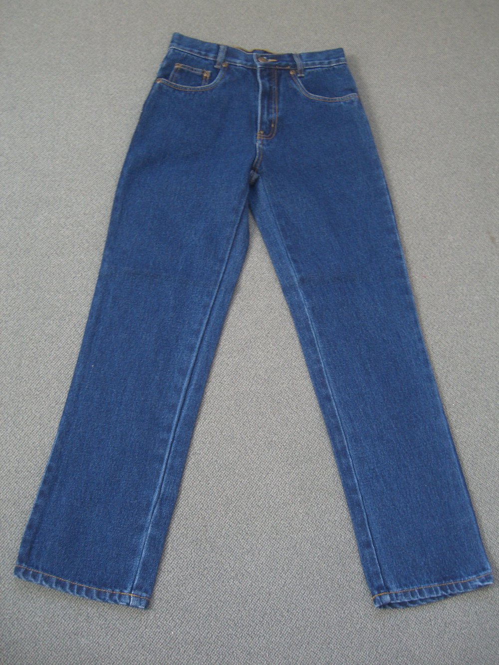 Dunkelblaue Jeans, neu