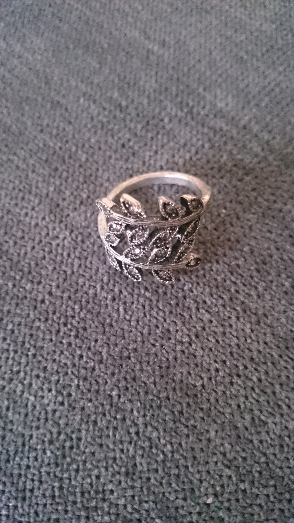 Schöner Ring in Blätterform anthrazit