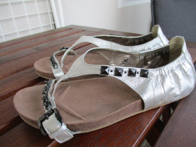 SPM, Silbersandalen/ Zehensteg, neuwertig