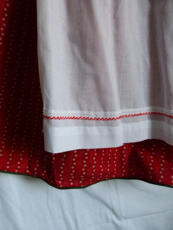 Vintage Dirndl mit Schürze, rot mit waldgrün weißem Blümchenmuster, Trachten Mori Landhaus Folklore Retro Cottagecore