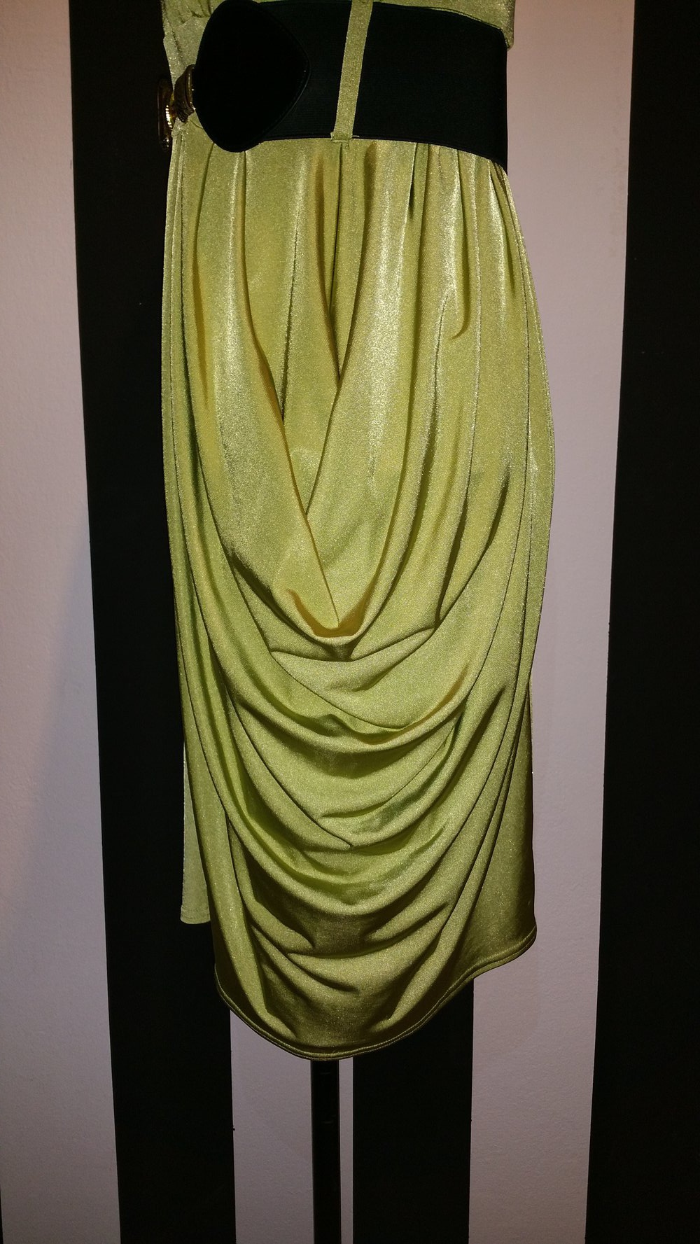 Grünes Kleid mit seitlicher Raffung