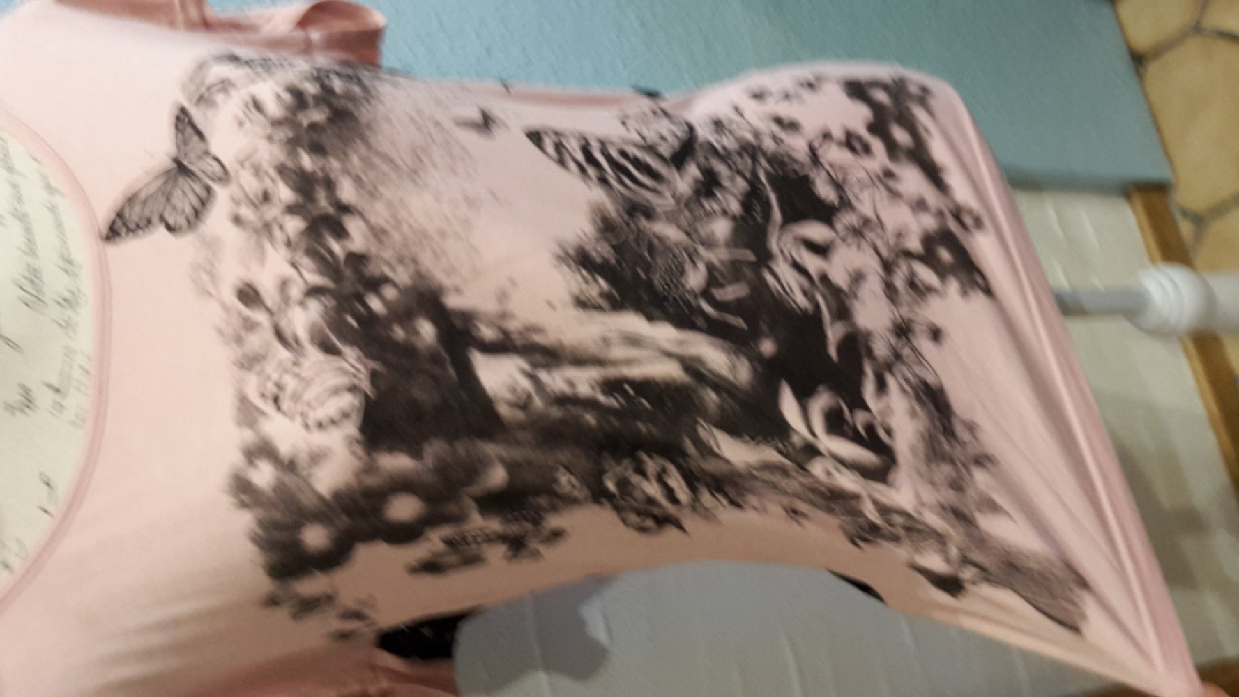 Rosa Tshirt mit schwarzem Druck, Rückseite Spitze 