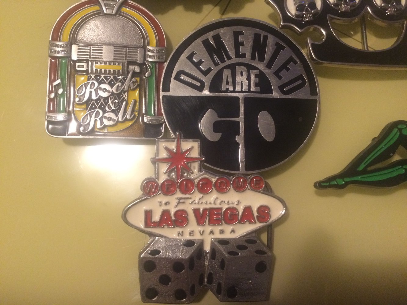 Verschiedene Gürtelschnallen Rocknroll