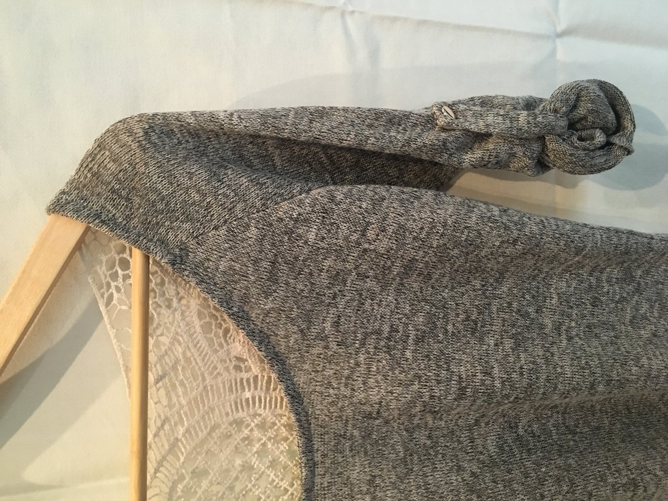 Graues Shirt mit Spitze am Rücken
