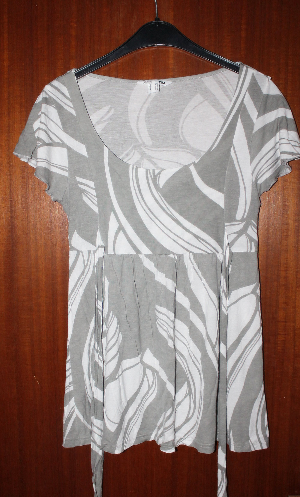 schönes Babydoll Oberteil in grau weiß