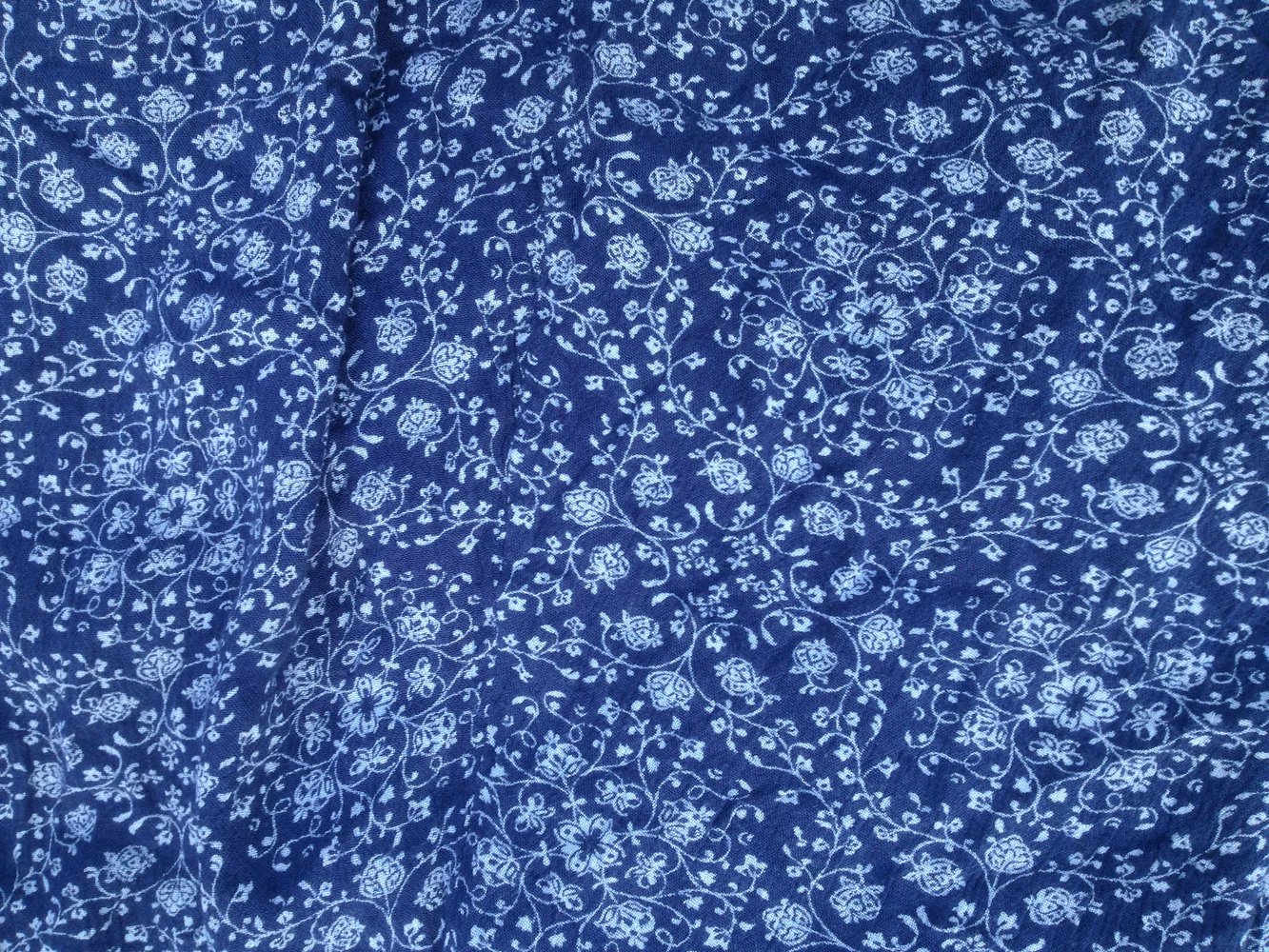 Blauer Sommerrock, weißes Muster