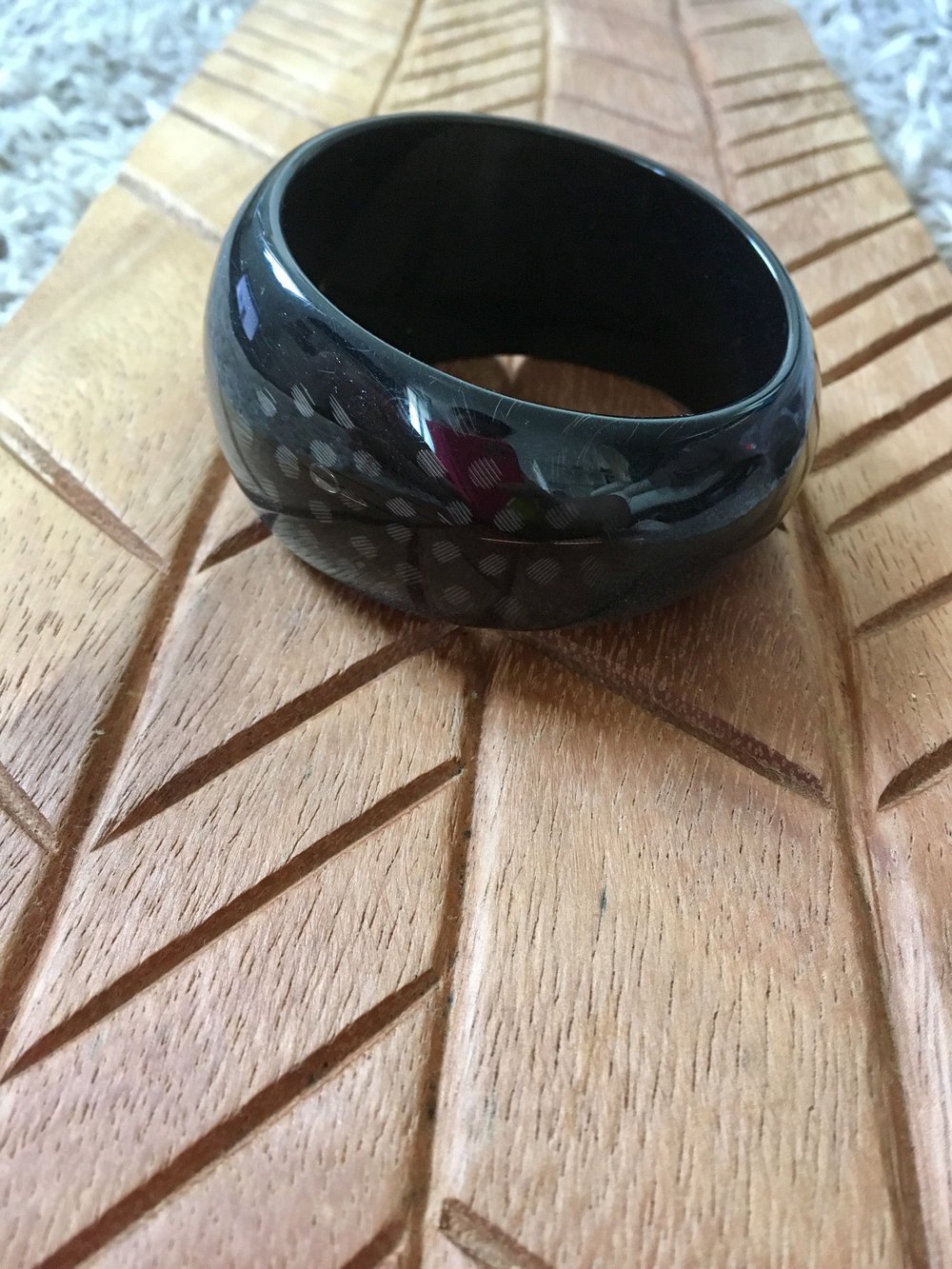 Armband Armreifen dunkelblau grauschwarz Federn Glitzer 
Ist extra nicht ganz rund geformt
Habe ihn geliebt, aber nur selten getragen
Normale Gebrauchsspuren 