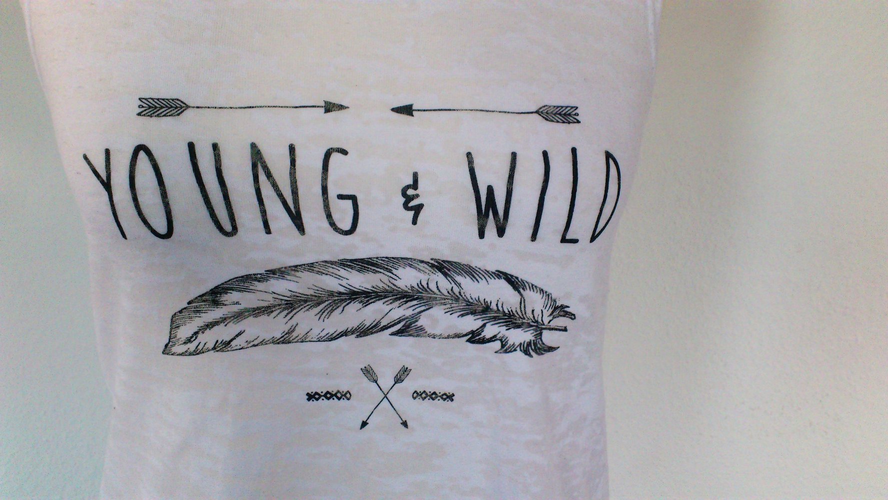 Weißes Top mit schwarzem Aufdruck YOUNG & WILD Größe 34 XS Pfeile Feder H&M DIVIDED geflamet T-Shirt 