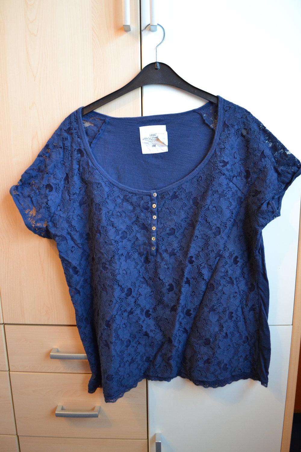 blaues besticktes T-Shirt