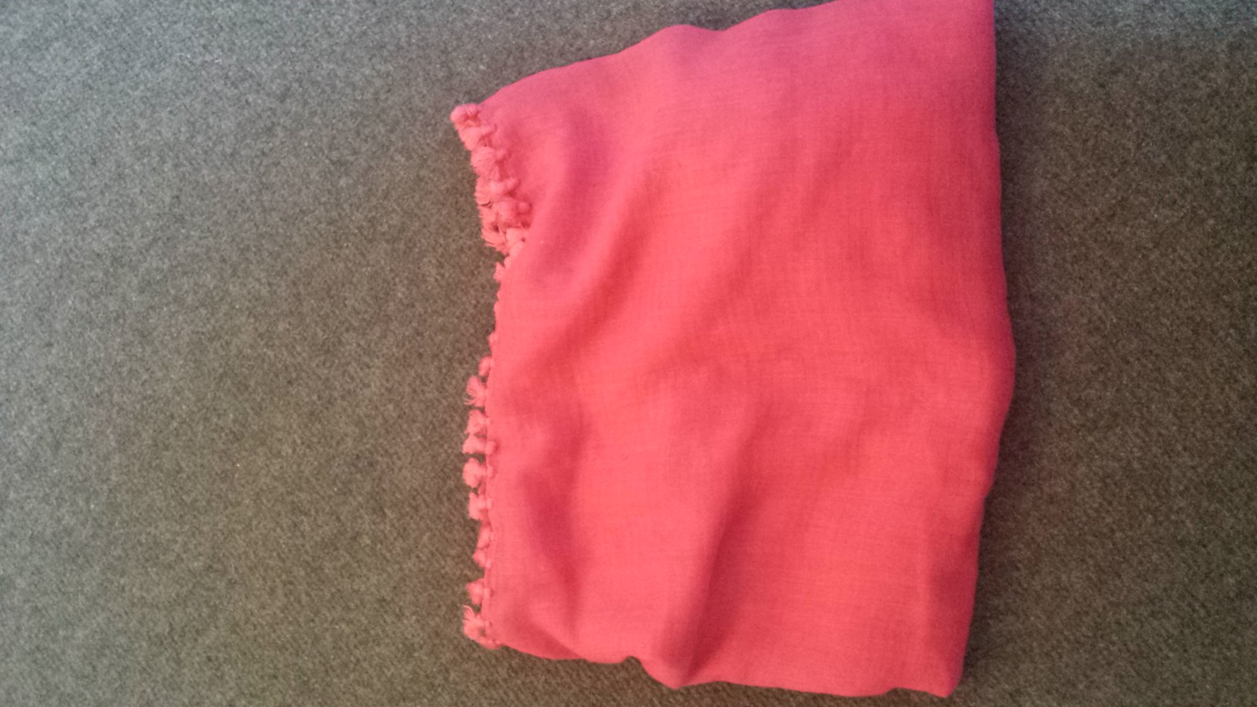 Pinkes Tuch mit Bommeln