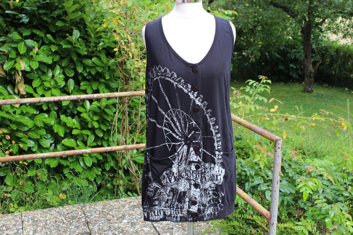 schwarzes Top mit Muster
