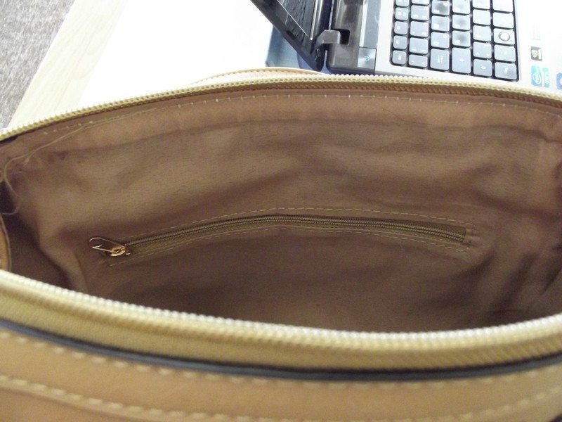 Sehr schöne neue Handtasche ohne Trageriemen