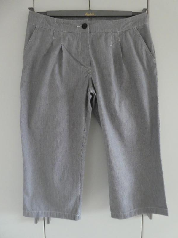 NEU – H&M - Damen 3/4-Hose, dunkelblau-weiß fein gestreift