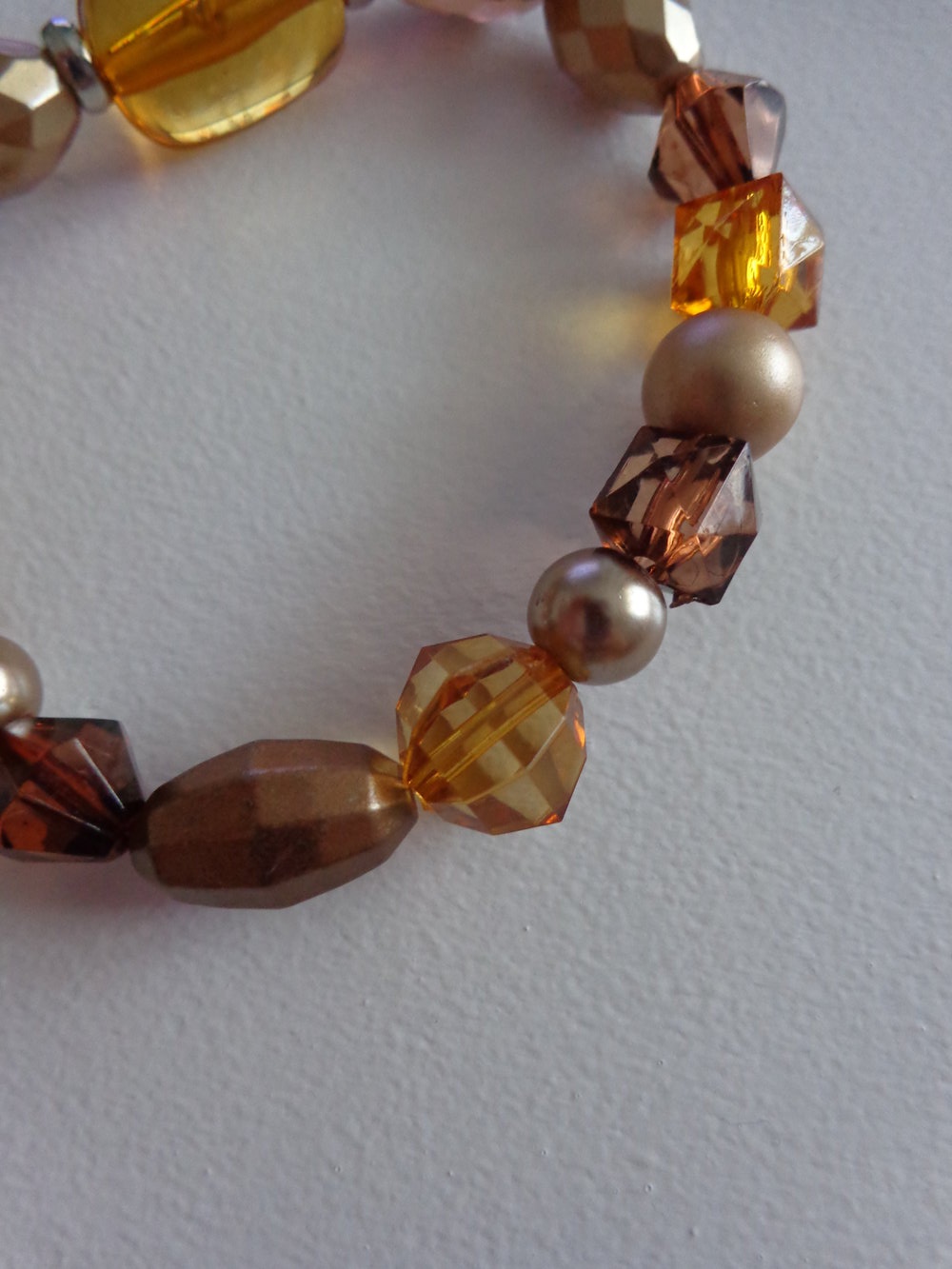 Armband mit Perlen