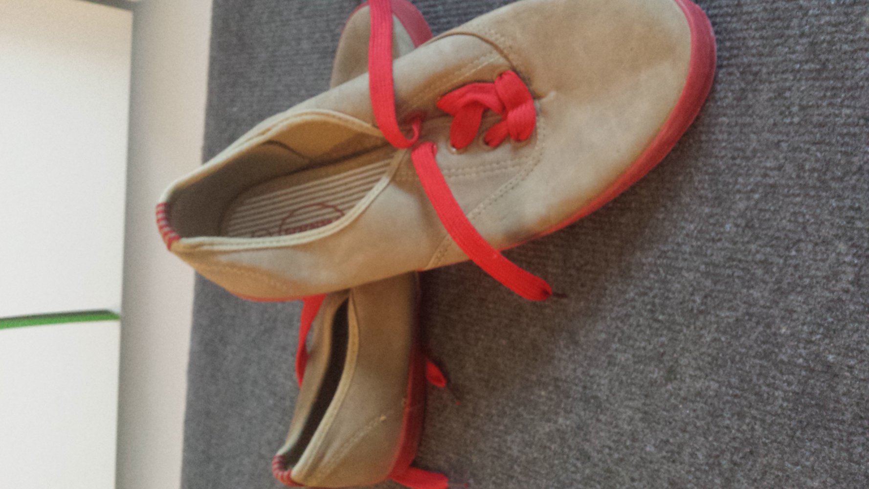 Sneaker braun und Rot Deichmann