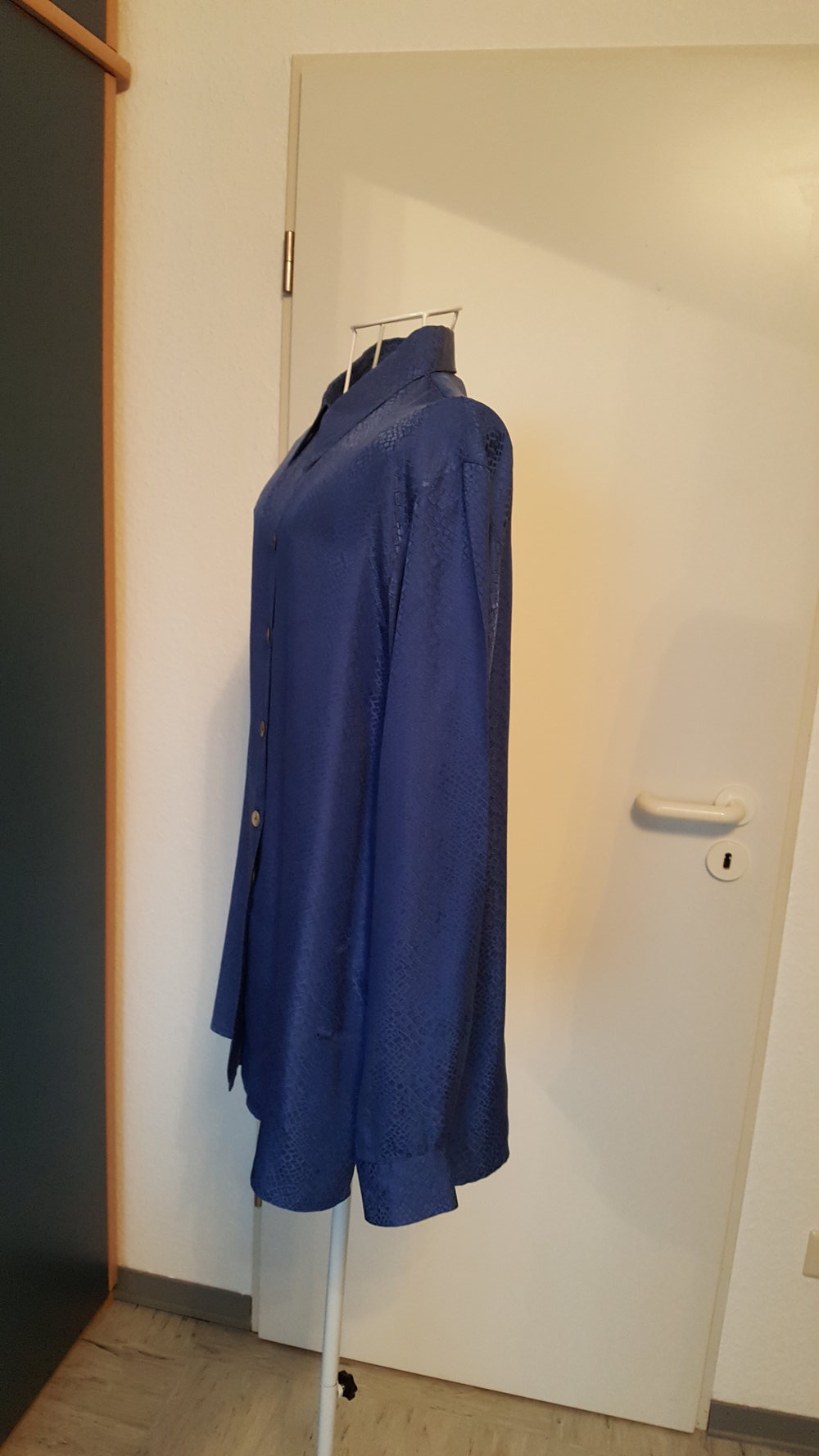 367. Edle blaue Seidenbluse, Gr. 38-40