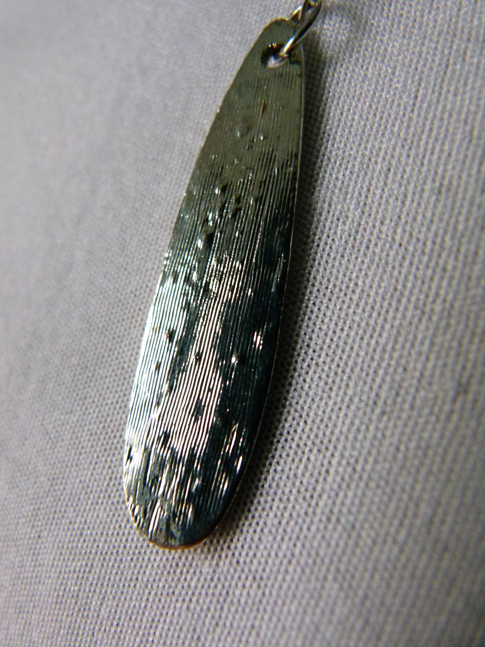 Tropfen Anhänger, silberfarbenes Metall mit Struktur, Modeschmuck, Gothic Boho Festival Goa Mori
