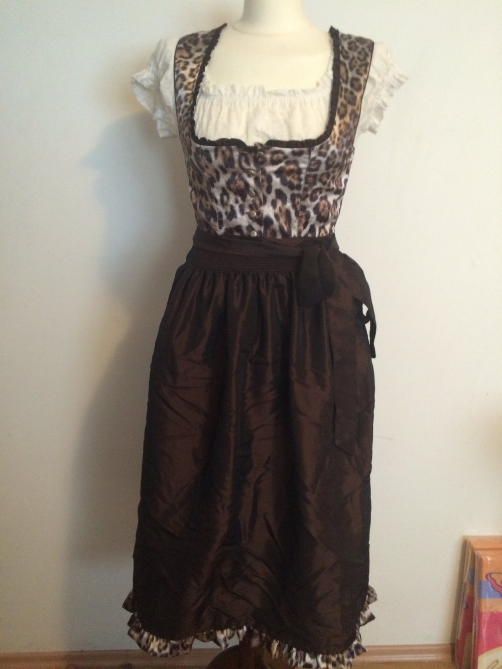 Dirndl Leopard Leo Muster aus München