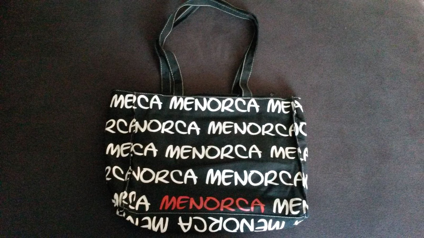 Schultertasche schwarz mit Aufschrift 