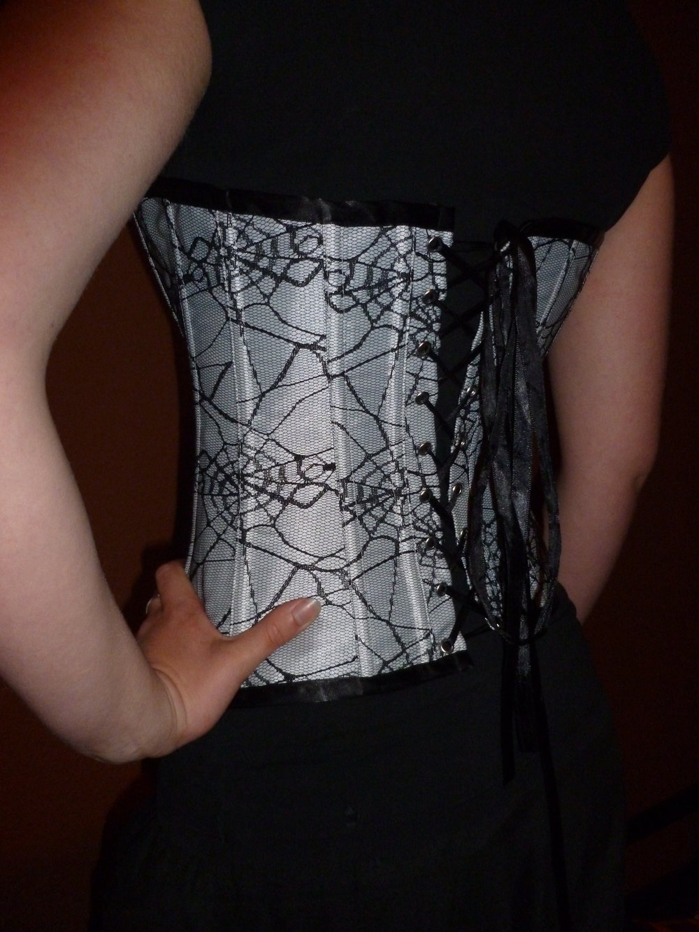 schwarz-weiße Corsage mit Spinnen/Spinnweben-Muster