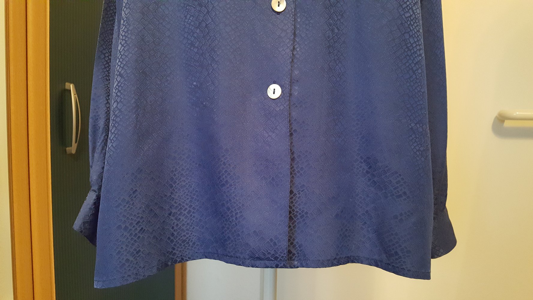 367. Edle blaue Seidenbluse, Gr. 38-40