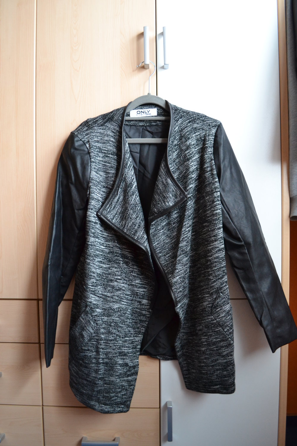 Sotffjacke mit Lederärmeln