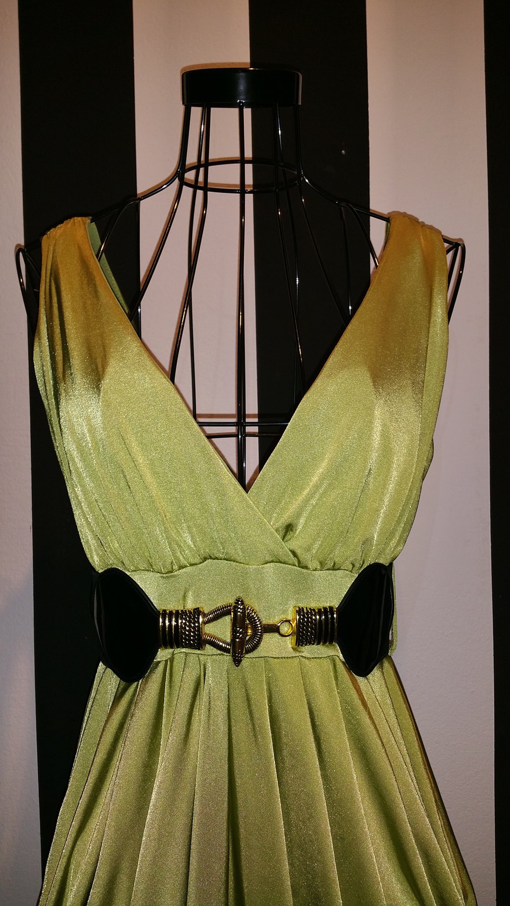 Grünes Kleid mit seitlicher Raffung